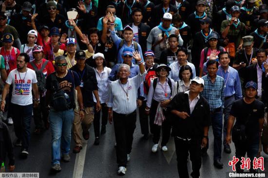 5月9日，泰國(guó)反政府示威者在素帖（中）的領(lǐng)導(dǎo)下在曼谷市中心游行。