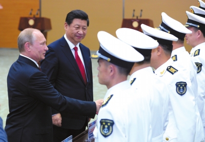 習(xí)近平與普京共同出席中俄聯(lián)合軍演開(kāi)幕式。