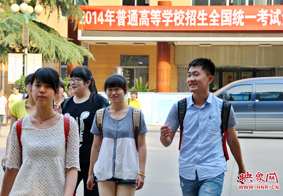 最后一門(mén)考試結(jié)束后，考生們一臉輕松的走出考場(chǎng)