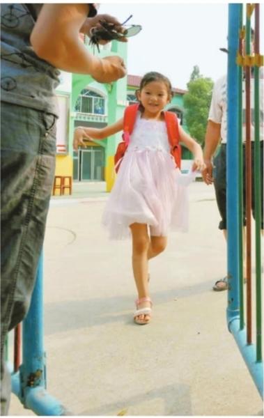 　　昨日，潛江市浩口鎮(zhèn)第三小學(xué)已被戒嚴(yán)，下午幼兒園學(xué)生放學(xué)時，一些家長前來接孩子