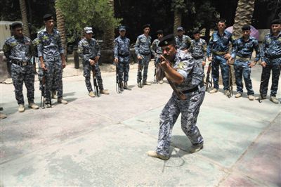 　5日，伊拉克巴格達(dá)，新招募的安全部隊(duì)成員進(jìn)行訓(xùn)練。