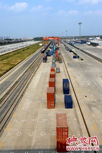 深處中原腹地的鄭州卻提出了一個(gè)響亮的口號(hào)，要打造成為中西部地區(qū)對(duì)外貿(mào)易的“無(wú)水港”。