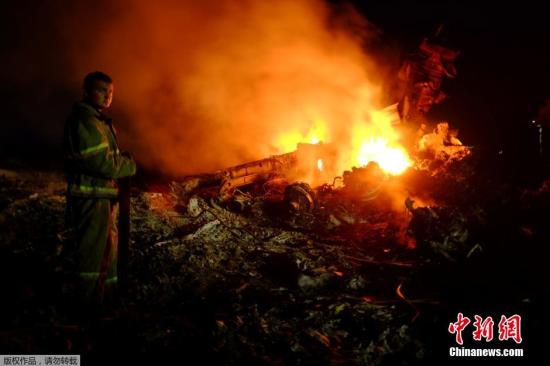 圖為馬航波音777客機(jī)在頓涅茨克地區(qū)墜毀的現(xiàn)場(chǎng)。