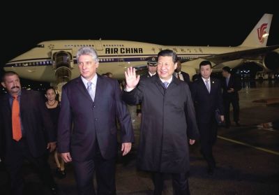 21日晚,習(xí)近平乘坐的專(zhuān)機(jī)抵達(dá)哈瓦那何塞·馬蒂?lài)?guó)際機(jī)場(chǎng)。古巴國(guó)務(wù)委員會(huì)第一副主席兼部長(zhǎng)會(huì)議第一副主席