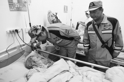 緊張的救援間隙，中國緊急救援河南基地的隊員還探望了被救的84歲老人。