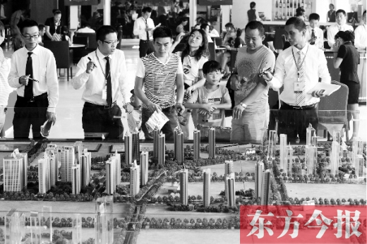 昨天上午，在鄭州市區(qū)一售樓部?jī)?nèi)，看房的顧客比平時(shí)多了不少