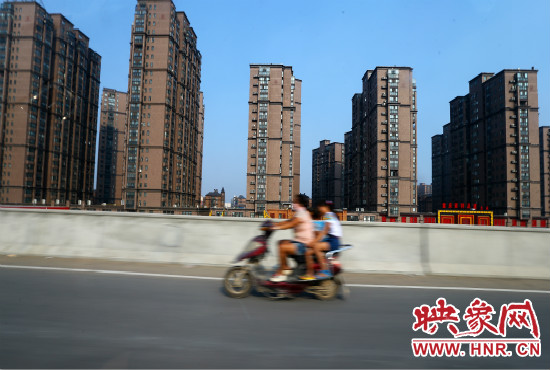 三環(huán)快速路開(kāi)通后，仍有一些電動(dòng)車(chē)違規(guī)上橋。