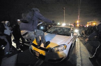 11月24日，圣路易斯市，示威者得知涉案警察被免予起訴消息后表達(dá)不滿?！? width=