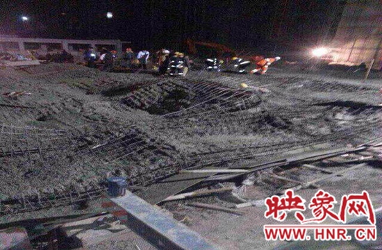 圖為事故現(xiàn)場(chǎng)情況，當(dāng)?shù)厝罕姽﹫D。