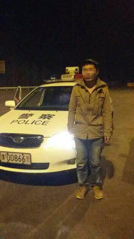 男子被父親拋棄后，在高速交警的幫助下才得以回家。