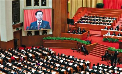 十二屆全國(guó)人大三次會(huì)議舉行第二次全體會(huì)議，全國(guó)人大常委會(huì)委員長(zhǎng)張德江作全國(guó)人大常委會(huì)工作報(bào)告。