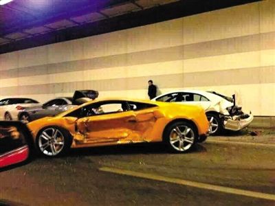 一目擊者出示照片，隧道內(nèi)，事發(fā)時還停著多輛車，其中一輛黃色豪車車門明顯內(nèi)凹，另一白色車車尾損毀嚴(yán)重。