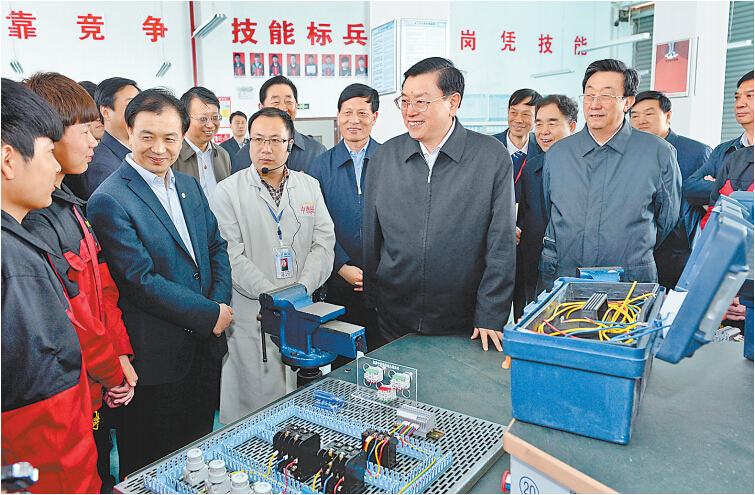 4月14日上午，中共中央政治局常委、全國人大常委會委員長張德江在許昌技術(shù)經(jīng)濟(jì)學(xué)校與血神們親切交談。