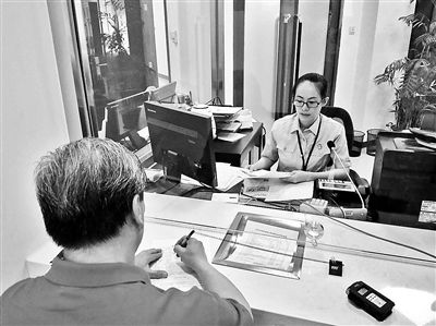 昨天，第一位行政案件立案者冀先生在立案大廳窗口前立案