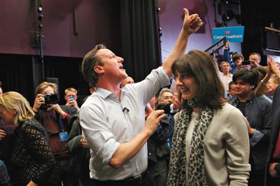 4日，英國巴斯，卡梅倫和妻子薩曼莎到一所女子學校助選。英國大選前夕，主要政黨的領袖們紛紛派妻子去拉選票。