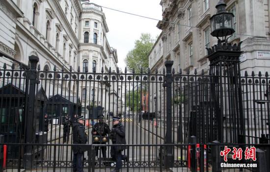 5月7日，英國舉行大選，英國首相府所在地唐寧街10號加強安保。民調(diào)顯示，英國兩大政黨保守黨和工黨的支持率不相上下，此次大選被稱為英國近40年來最難預(yù)測結(jié)果的一次大選。<a target='_blank' ><p  align=