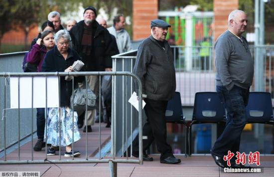 2015年英國大選投票已經(jīng)于當(dāng)?shù)貢r間5月7日早7點(北京時間7日下午14時)開始。選民將在首相卡梅倫領(lǐng)導(dǎo)的保守黨、米利班德領(lǐng)導(dǎo)的工黨及其他一些小黨中做出抉擇，投票結(jié)果將于8日出爐。