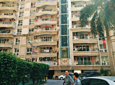 泉州鬧市區(qū)刺桐路上一小區(qū)。5月5日凌晨，泉州安監(jiān)局調(diào)研員謝清平在7號樓自殺。