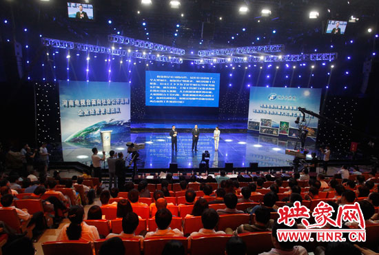 16日上午，河南電視臺1500平米演播廳內(nèi)座無虛席。