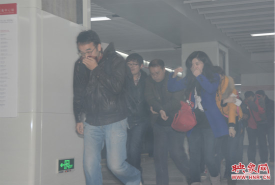 演習中，地鐵乘客從地鐵車廂中跑出。