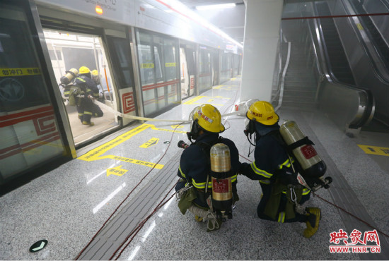 人員疏散完畢后，消防隊員開始滅火