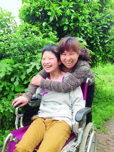 黃揚(yáng)和母親許秀梅在陽光下好開心。（黃珊攝）