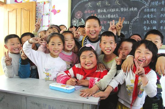 宜賓現(xiàn)隔代母愛(ài):外婆苦守4月喚醒外孫女(圖) 宜賓現(xiàn)隔代母愛(ài):外婆苦守4月喚醒外孫女(圖)