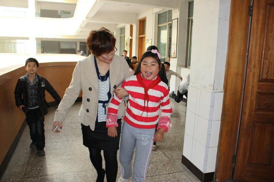 宜賓現(xiàn)隔代母愛(ài):外婆苦守4月喚醒外孫女(圖) 宜賓現(xiàn)隔代母愛(ài):外婆苦守4月喚醒外孫女(圖)