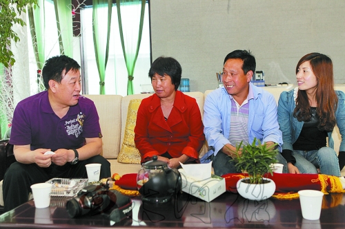 網(wǎng)友“奇石頑童”與牛松玲、郭新成夫婦