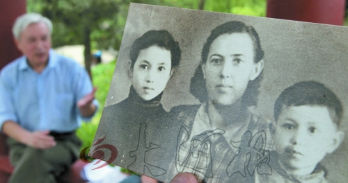 　前晚，花甲老人黎遠(yuǎn)康特意給遠(yuǎn)在哈薩克斯坦的老媽送上了母親節(jié)祝福