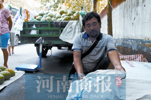 錢包就裝在這個編織袋里，枕在老陳頭下，沒想到還是被偷走了 實習生 唐韜/攝