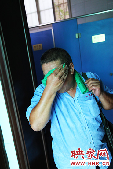 修好設施，從廁所內(nèi)出來時江學銅已滿頭大汗