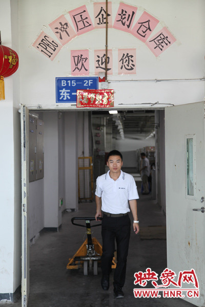 深入生產(chǎn)一線，真實(shí)體驗(yàn)工友的生產(chǎn)環(huán)境