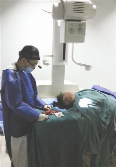 醫(yī)生在X射線(xiàn)下做手術(shù) 醫(yī)生在X射線(xiàn)下做手術(shù)