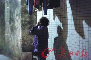 女姐在講述自己老伴幾年前在保姆的“照料”下去世的經(jīng)歷，神色悲傷。廣州日?qǐng)?bào)記者陳憂子