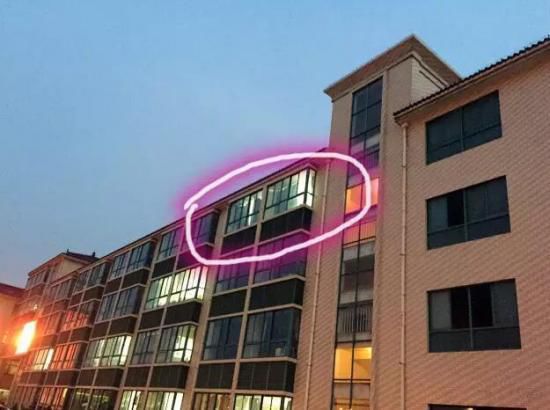 就在這間教室，吳老師在監(jiān)考中過(guò)世。