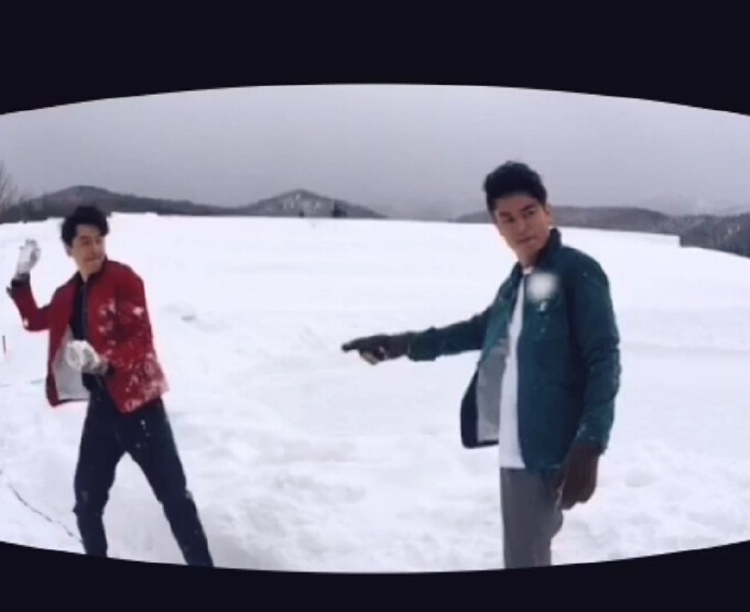 胡歌和霍建華為雜志拍攝了一組封面照，二人穿著同款風衣，在白雪中端著咖啡，恩愛“虐狗”