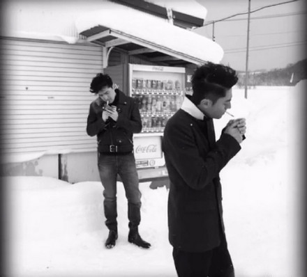 胡歌和霍建華為雜志拍攝了一組封面照，二人穿著同款風衣，在白雪中端著咖啡，恩愛“虐狗”