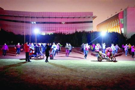 昨晚，松江體育場(chǎng)秩序井然，兩隊(duì)廣場(chǎng)舞被有序地分散在了不同區(qū)域。