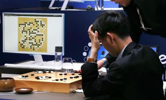 復(fù)盤階段李世石也在不停撓頭。