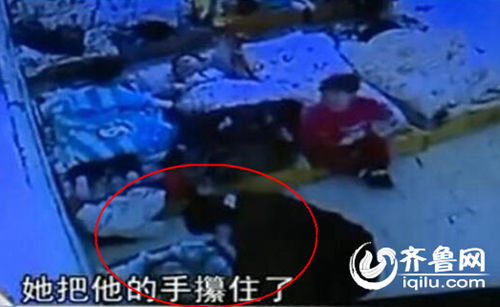 孩子午睡時(shí)候睜眼，老師攥住孩子的手，打臉。