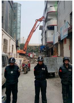 根據(jù)《太原市和小 店區(qū)平陽路街道親賢城中村改造拆遷安置補償方案》，結合親賢實際，親賢社區(qū)補償安置采取“商業(yè)用房安置+小戶型公寓住宅安置+貨幣補償”的方式，其中每分 （0.1 畝）置換商業(yè)用房50平方米+小戶型公寓住宅80平方米+貨幣補償20萬元人民幣。（拍攝：2015年9月17日）