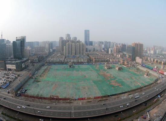 2016年4月，經(jīng)過持續(xù)攻堅，親賢社區(qū)西北片區(qū)的拆遷工作基本告一段落，但在鋪設了防塵綠網(wǎng)的空地中，至今仍有3戶居民選擇了“堅守”。(拍攝：2016年4月4日)