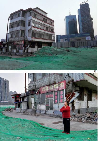 65歲的韓老太太是別人眼中的“釘子戶”，至今仍居住在斷水、斷電的老宅中。她的房產(chǎn)占地面積3分多，建有樓房4層，按照補償標準可以拿到400余萬元補償，但她還是擔心以后的日子沒著落，稱要繼續(xù)堅持下去。在她房子的右后側，是親賢社區(qū)旗下千禧集團的豪華辦公樓。