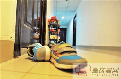 出事小孩的鞋子凌亂地?cái)[放在自家門前。