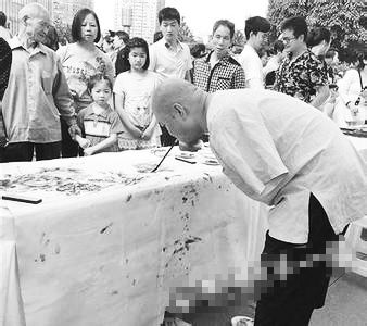 黃國富在作畫。資料照片