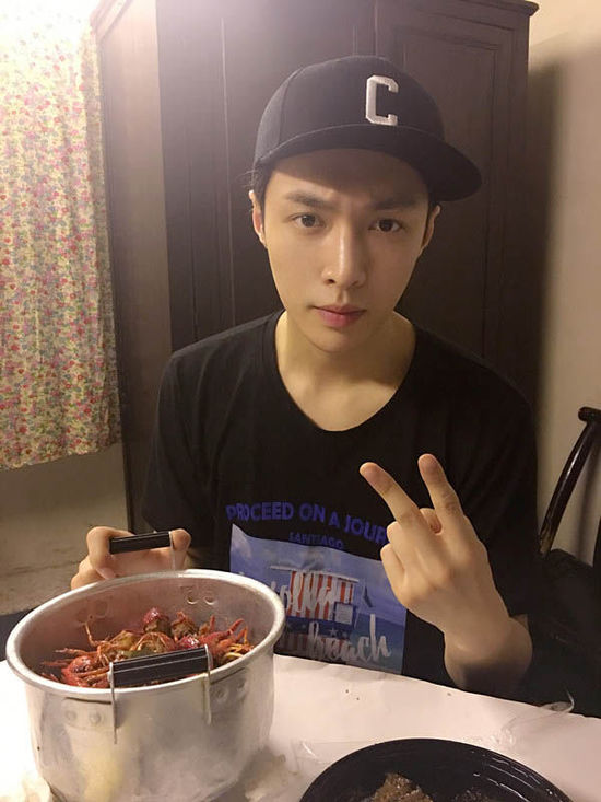 二爺加餐！張藝興告別清湯白面吃小龍蝦