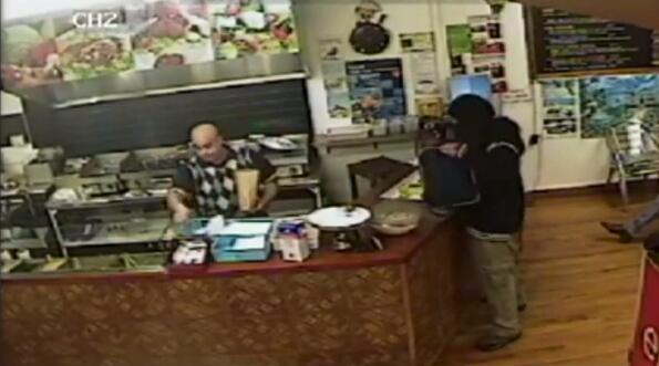 燒烤店老板走紅網(wǎng)絡(luò) 表現(xiàn)淡定不理會(huì)搶劫 燒烤店老板走紅網(wǎng)絡(luò) 表現(xiàn)淡定不理會(huì)搶劫