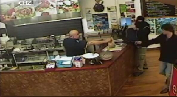 燒烤店老板走紅網(wǎng)絡(luò) 表現(xiàn)淡定不理會(huì)搶劫 燒烤店老板走紅網(wǎng)絡(luò) 表現(xiàn)淡定不理會(huì)搶劫