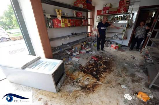 家里小賣部現(xiàn)在已經(jīng)一片混亂。